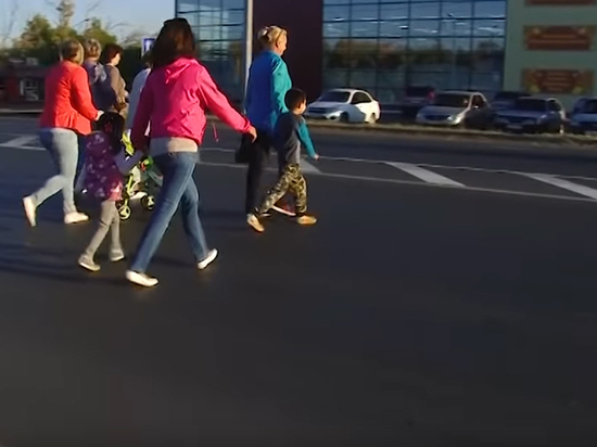 Жители поселка Перовский ежедневно рискуют жизнью, перебегая дорогу к автобусной остановке
