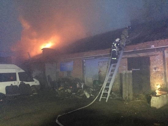 На Одоевском шоссе в Туле горели гаражи