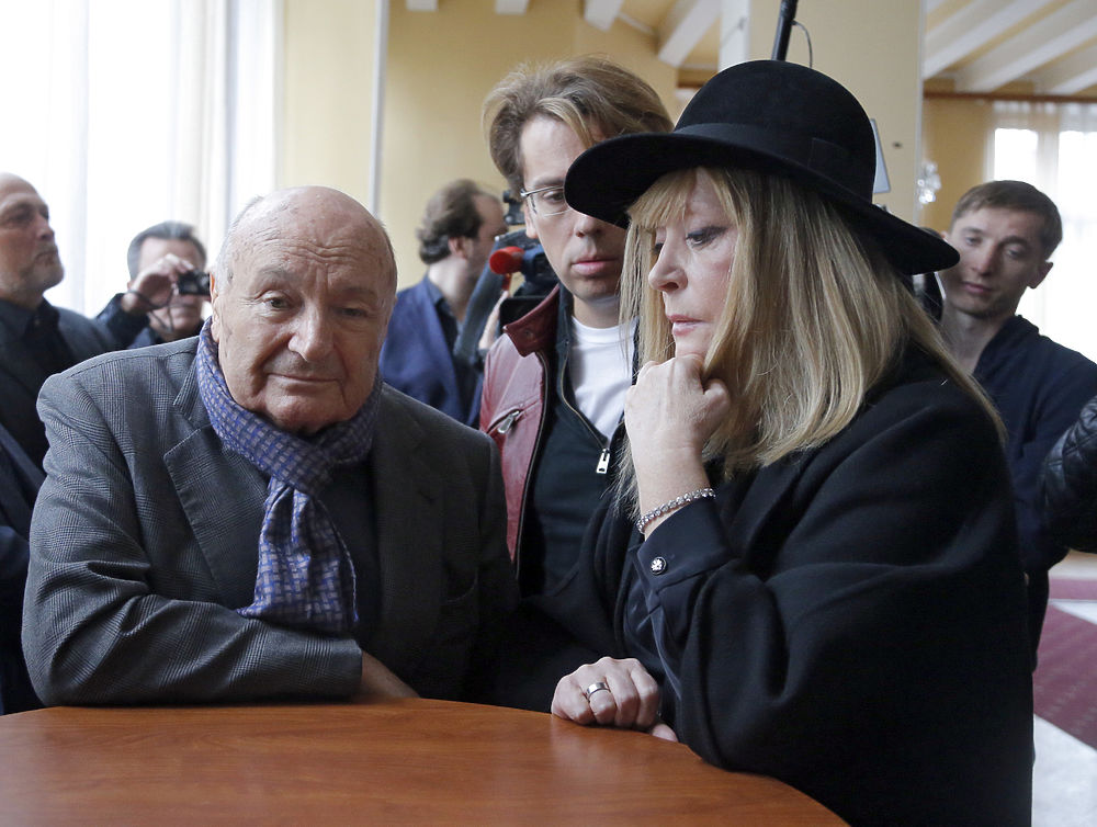 Алла Пугачева пришла в трауре на прощание с Романом Карцевым