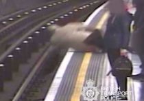 Британская транспортная полиция опубликовала видео происшествия, которое произошло на станции лондонского метро Marble Arch