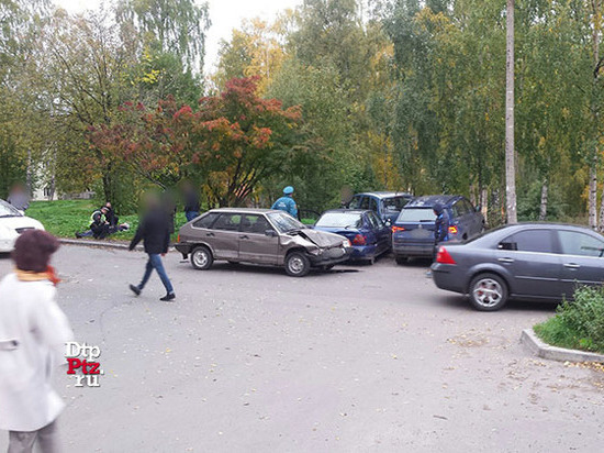 Опасные гонки по Петрозаводску привели к ДТП из 4-х машин и сбитой женщине