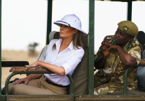 Супруга президента Соединённых Штатов Дональда Трампа, первая леди Америки Мелания Трамп неуместно выбрала наряд колонизатора и стала поводом для многочисленных упрёков и посмешища во время поездки в Кению в рамках первого самостоятельного турне по государствам Африки