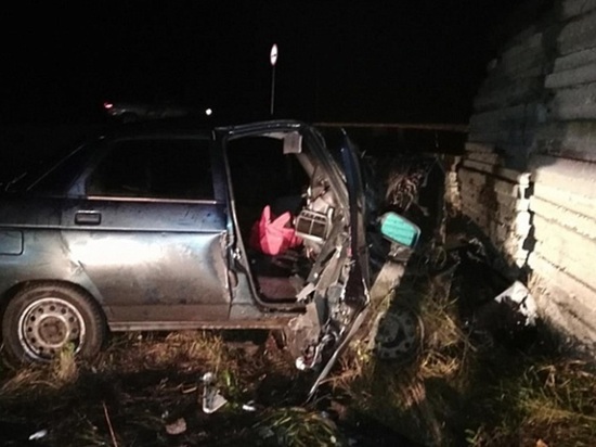 В Свердловской области погиб 15-летний пассажир автомобиля, врезавшегося в плиты