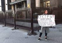 В понедельник, 8 октября защитники убитого Михаила Хачатуряна вышли на одиночные пикеты к Госдуме, приёмной Президента и приёмной СКР