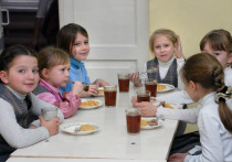 К примеру, предложить изменения в систему школьного питания: сладкое и вредное из столовых убрать, оставить только полезное и, как правило, не очень вкусное для школяров
