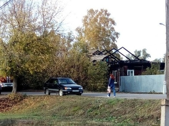 В поселке Луховке ночью сгорел пятиквартирный дом