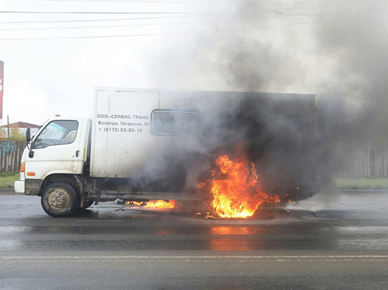 Грузовик с водителем загорелся на ходу в Вологде