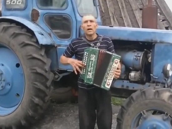 Назад в 90-е: Архангельская компания рассчиталась с работником трактором