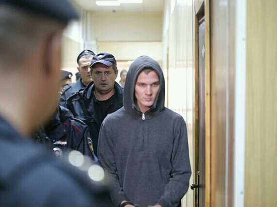 Суд освободил сына актера Макарова по делу об убийстве блогера Думкина