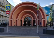 Исторический фасад станции метро «Красные ворота» неожиданно приобрел гламурный розовый оттенок после реставрации