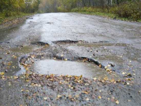 Огромные ямы на школьной дороге в Суоярвском районе будут заделывать в два этапа