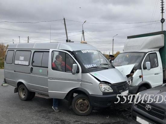 В Омск столкнулись две «ГАЗели», пострадала пассажирка