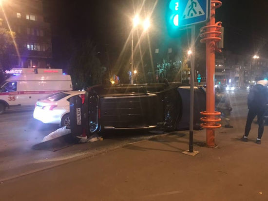 В Кемерове иномарка перевернулась в серьёзном ДТП на пешеходном переходе