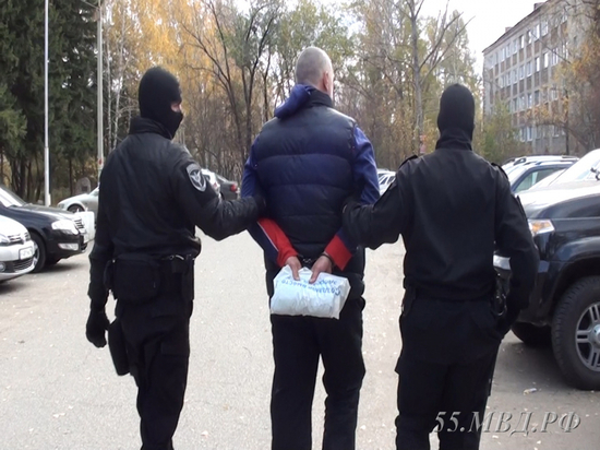Спецназ в Омске штурмом взял квартиру извращенца