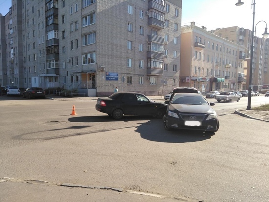 В центре Тамбова столкнулись "Приора" и "Тойота": трое пострадали