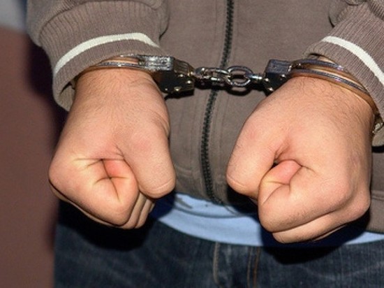 Преступление было совершено 25 сентября, когда 16-летний грабитель явился в квартиру своего 22-летнего знакомого
