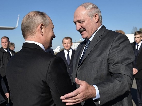 Путин пошутил, что Россия строит Белоруссии АЭС себе в ущерб