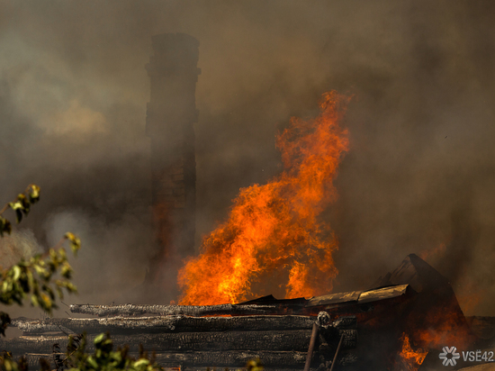 В строительном вагоне в Кемерове произошел пожар