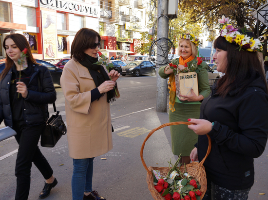 В центре Саратова горожанам дарили цветы