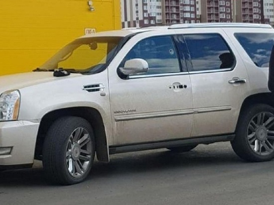 В Оренбурге неизвестные со стрельбой атаковали «Cadillac Escalad» на автопарковке у супермаркета