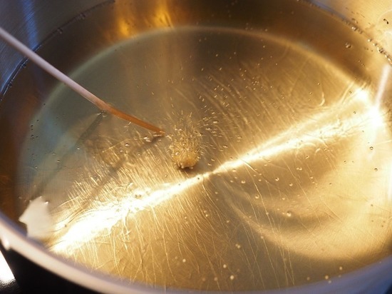 Пятилетний житель Акбулакского района перевернул на себя сковороду с горячим маслом