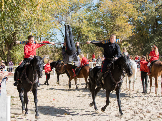 Молодые казаки показали волгоградцам искусство верховой езды