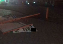 Вечером в субботу в Анжеро-Судженске, в районе Искра на остановке ветер повалил рекламный баннер микрофинансовой организации