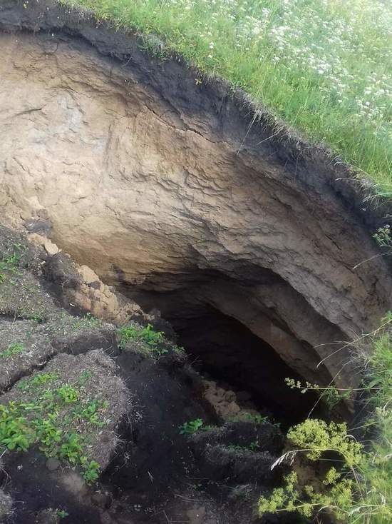 На территории закрытой шахты Ягуновская в Кемерове зияют провалы в земле