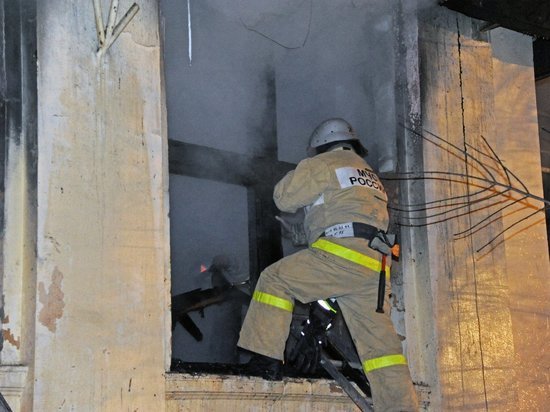 В Волжском пожарные 3 часа тушили возгорание на металлическом складе