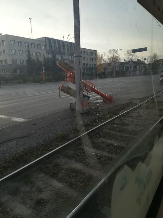 В Кемерове в результате ДТП светофор склонился к земле