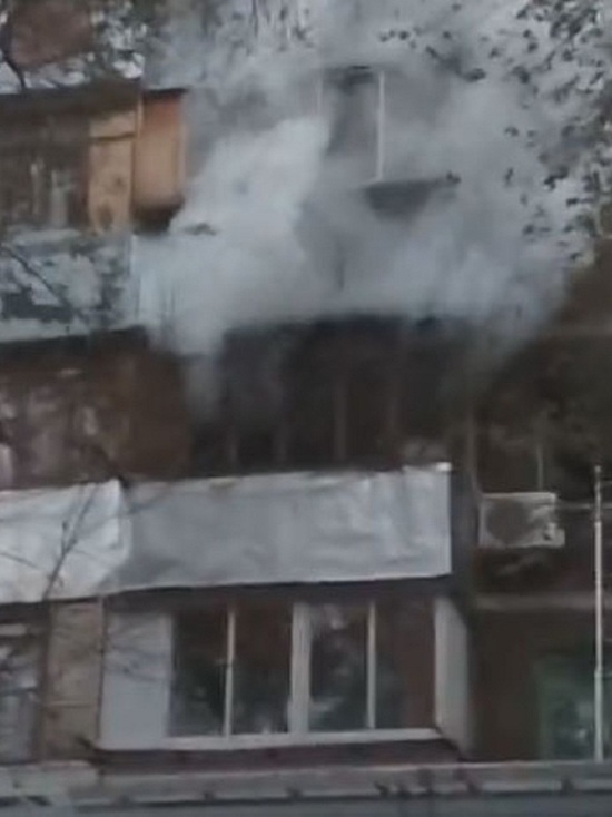 В Оренбурге на Карагандинской горела квартира, есть пострадавший