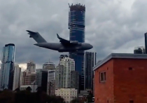 Военный грузовой самолет Boeing C-17 Globemaster не на шутку напугал своими маневрами жителей Брисбена