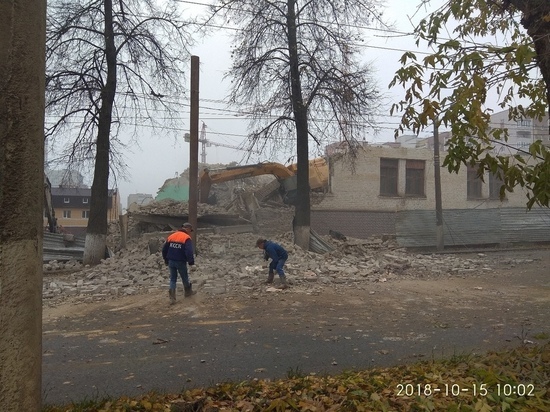 В Кирове на проезжую часть упала стена здания