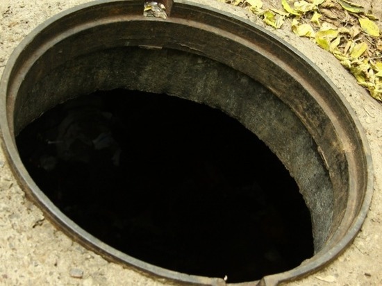 Труп мужчины нашли в канализационном колодце Барнаула
