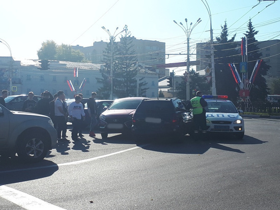 Водитель иномарки покатался по зеленой зоне в сквере Петрова и врезался в машину ДПС