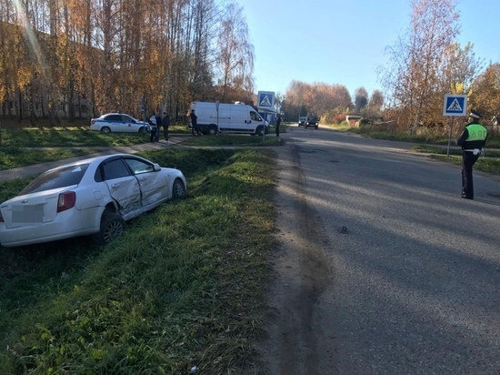 Легковушка в Тверской области оказалась в канаве из-за микроавтобуса