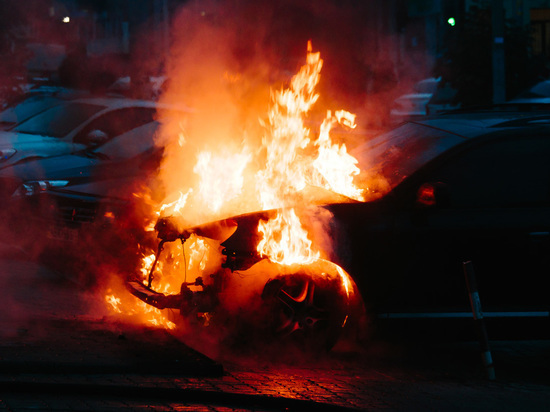 Автомобили «Мерседес-Бенц» и «Порш Кайен» загорелись одновременно возле дома №10 на улице Орджоникидзе во втором часу ночи