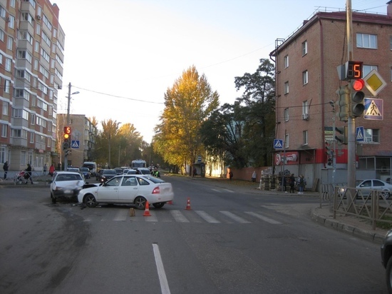 В центре Тамбова столкнулись "Приора" и "восьмерка": двое пострадали