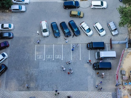 Волгоградцев возмутила парковка на тротуаре в центре города