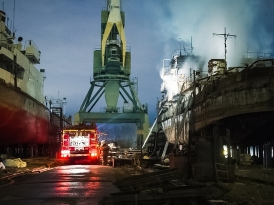 Ночью в Омске загорелись два корабля, обнародованы эпичные фотографии