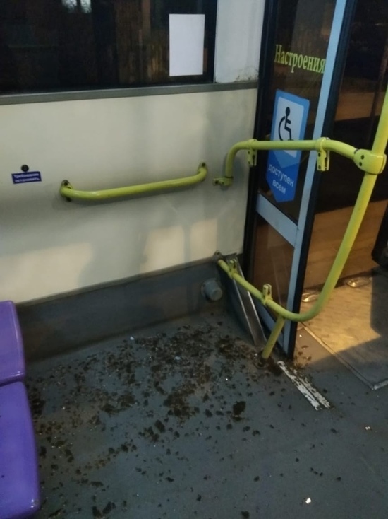 Омич разбил автобус из-за знакомого, не желавшего с ним общаться
