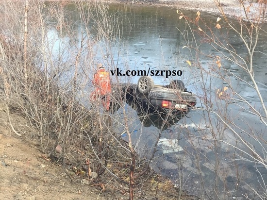 Пассажир слетевшей в озеро машины не смог выбраться и утонул