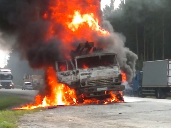Плохой день для «КамАЗов»: два грузовика сгорели сегодня в Архангельской области