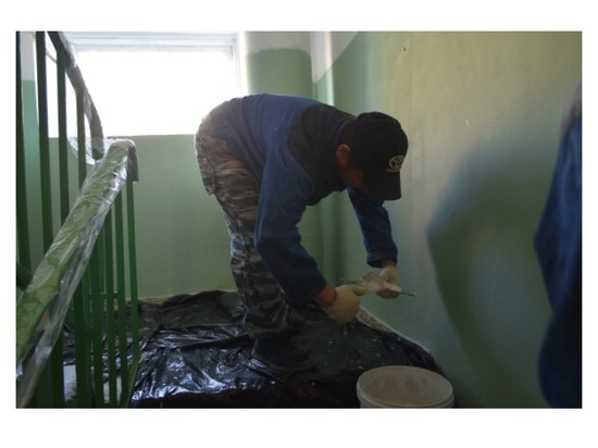 В Серпухове продолжается ремонт подъездов в многоквартирных домах