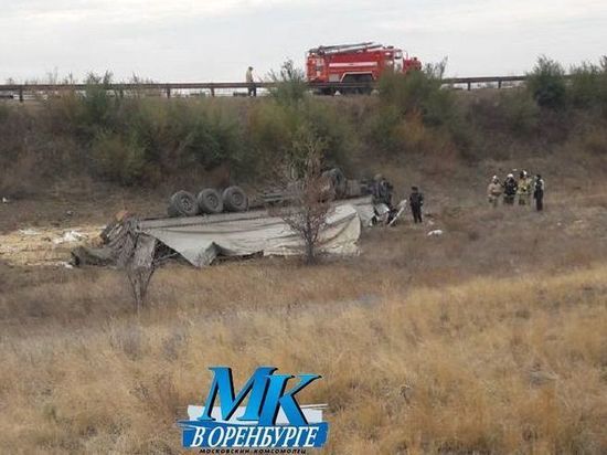 На трассе в Оренбуржье перевернулся грузовик, водитель погиб