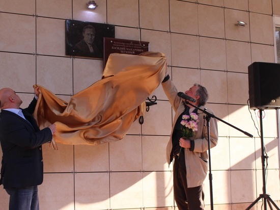Мемориальную доску в память о Василии Шукшине открыли в Калуге