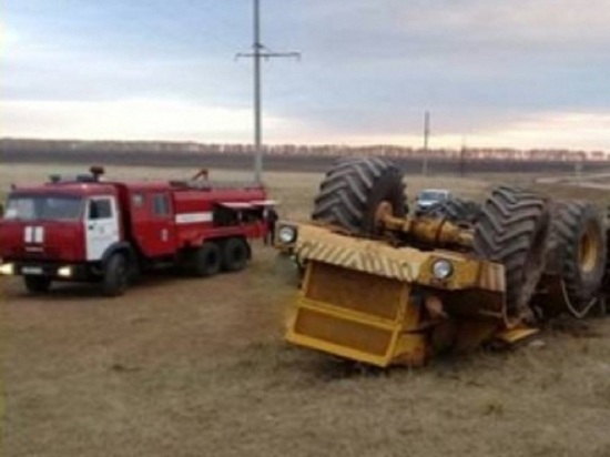 В Александровском районе перевернулся трактор, пострадал водитель