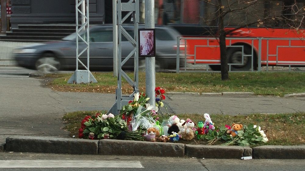 Барнаульцы несут цветы и игрушки на место страшного ДТП, в котором погибли молодая мама с двумя детьми