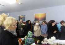 18 октября в барнаульском ритуальном зале на улице Аносова прошла церемония прощания с жертвами смертельного ДТП с участием ВМW Х6