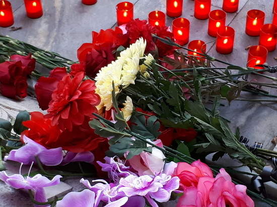 Астраханцы несут цветы и свечи в память о жертвах в Керчи